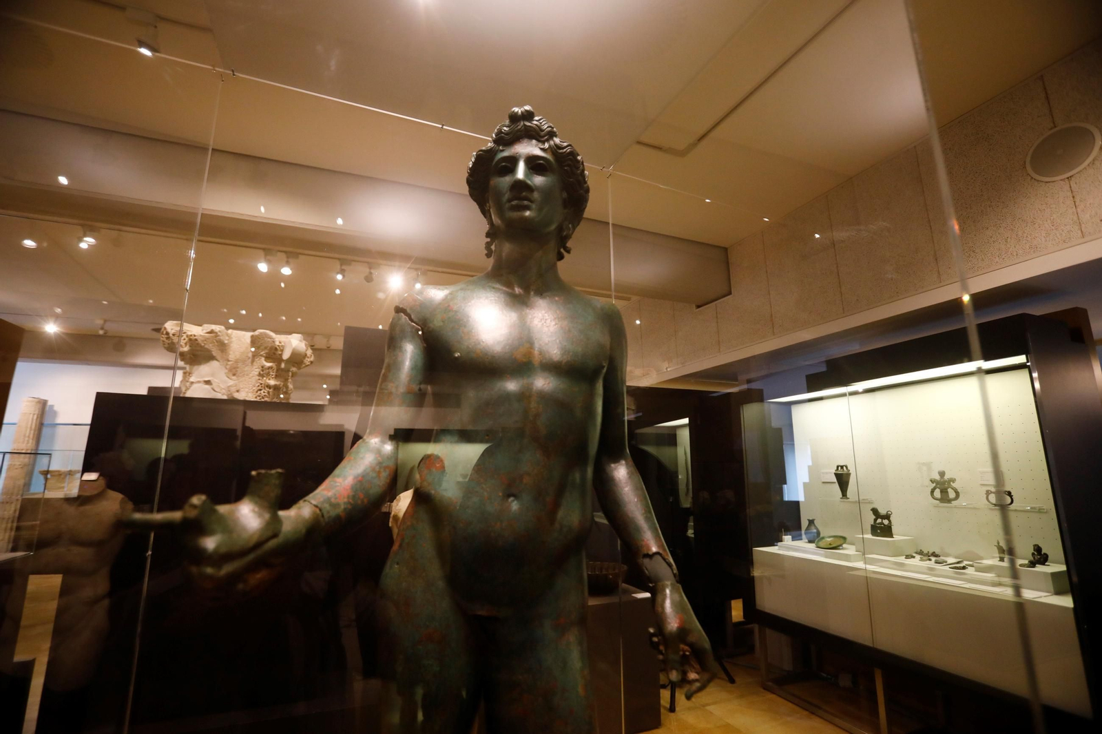 Los efebos de Pedro Abad ya lucen en el Museo Arqueológico de Córdoba, en imágenes