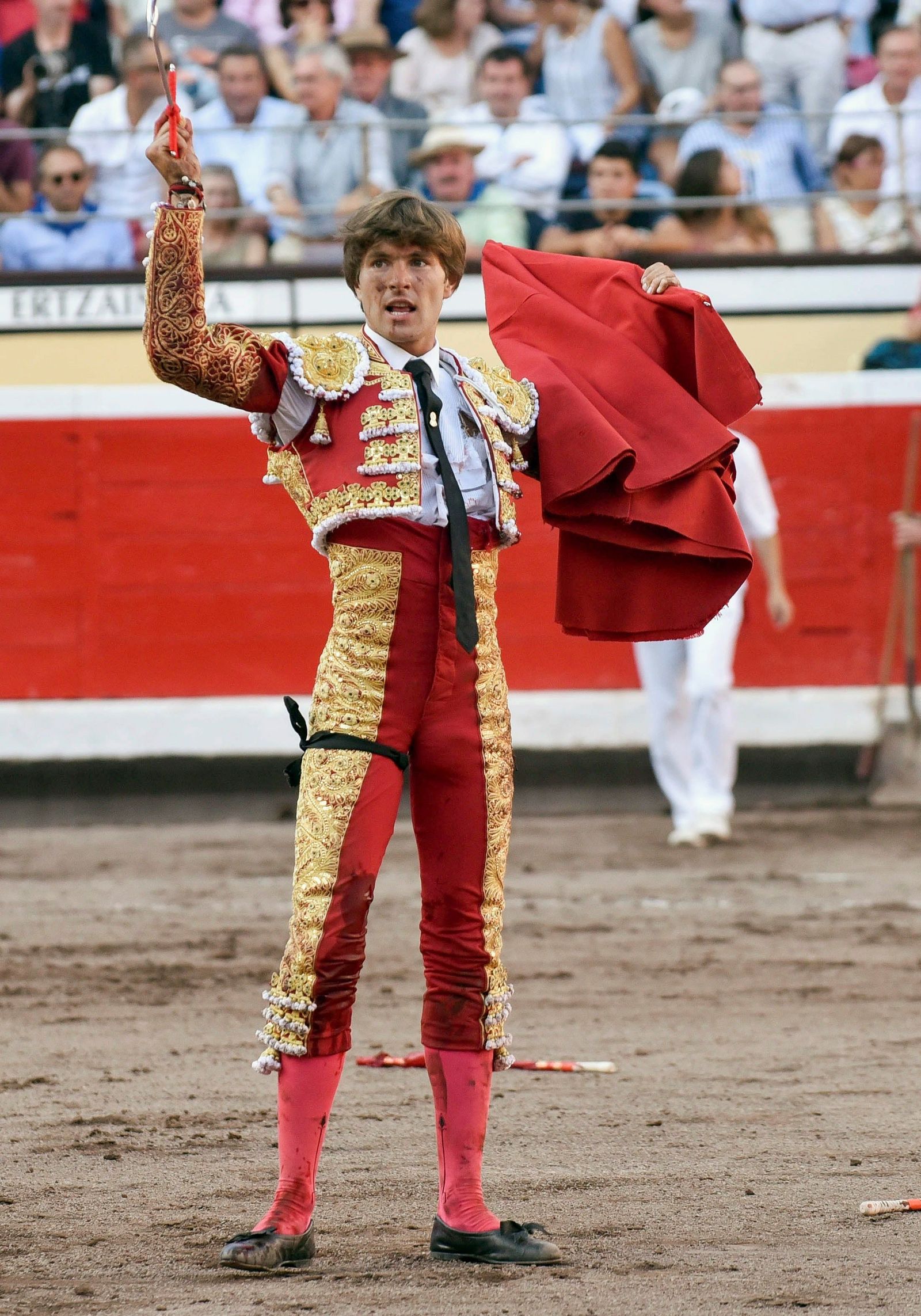 Juan Leal, quien se mantuvo en el ruedo tras ser herido y cortó una oreja.