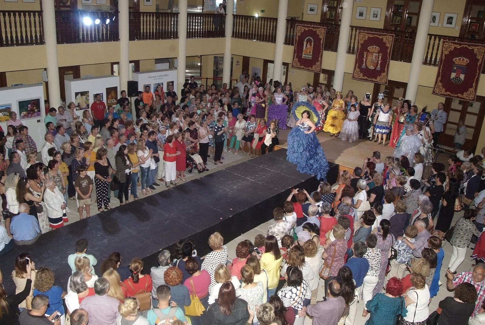 Lleno en el Castillo de Santa Ana en el desfile con trajes realizados con materiales reciclados.