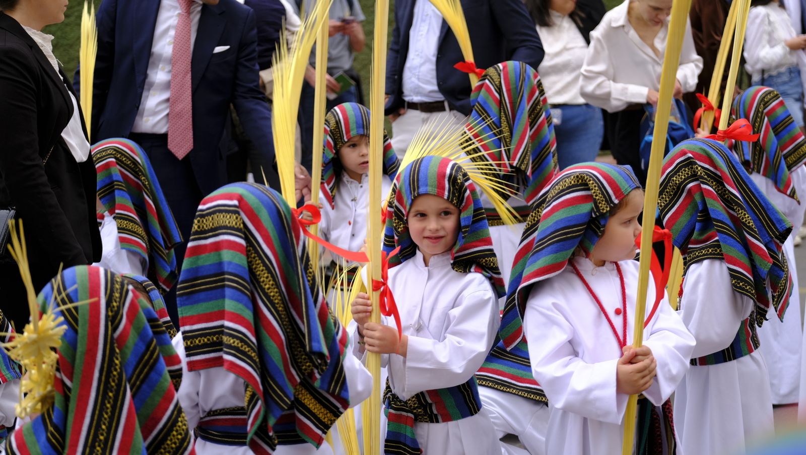 La Borriquita procesiona por las calles de Almería, en imágenes