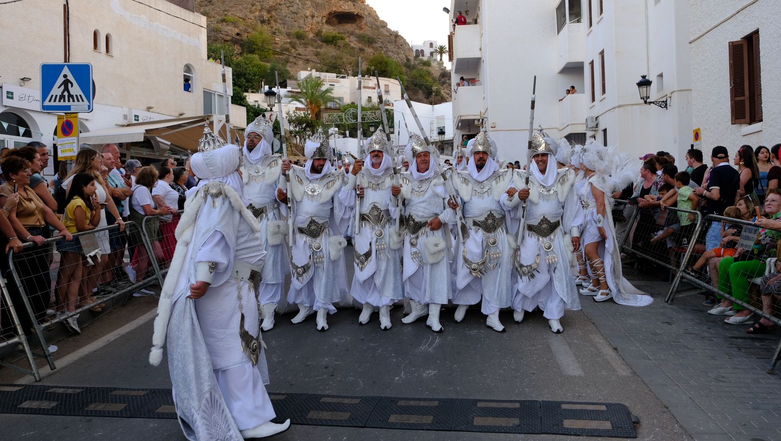 El espectacular desfile de Moros y Cristianos de Mojácar, en imágenes