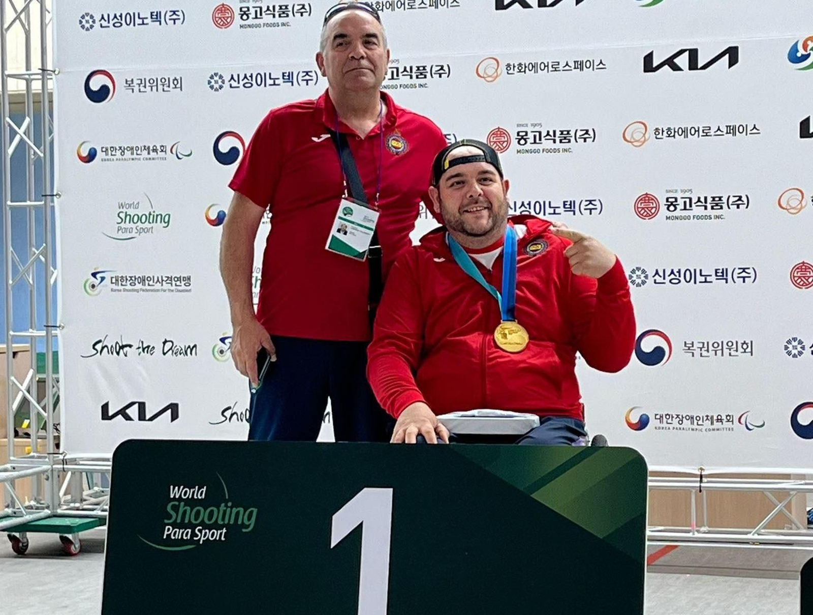 Carlos Linares, con su medalla de oro.