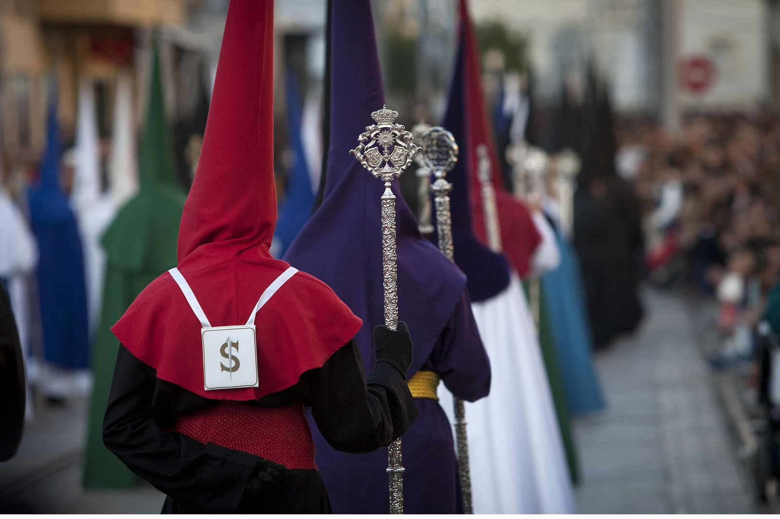 Representaciones de las hermandades en la procesión del Santo Entierro.