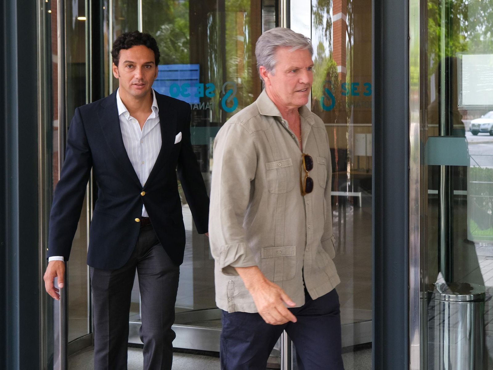 Espartaco y Oliva Soto también estuvieron presentes en el funeral de Pepe Luis Vázquez celebrado en el tanatoria de la SE-30