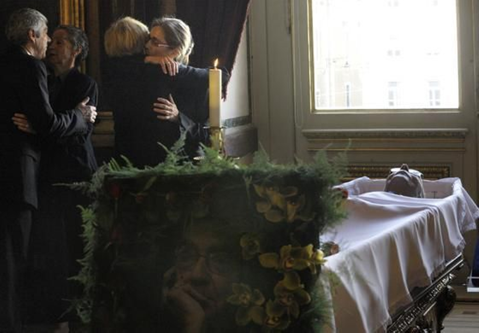 Intelectuales, políticos y cientos de portugueses se despiden del escritor.

Foto: EFE/ AFP/ Reuters