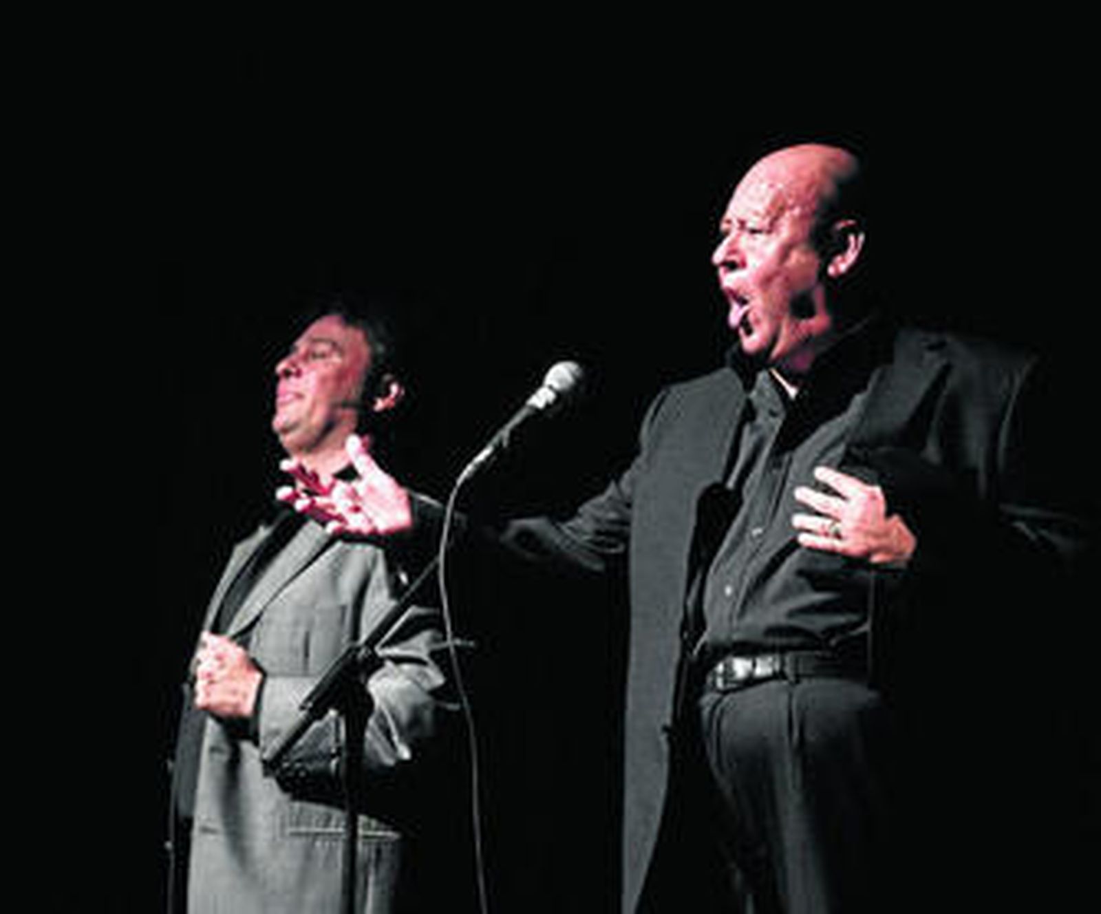 Imagen del cantaor jerezano Manuel Moneo cantando en el teatro Florida de Algeciras, el viernes.