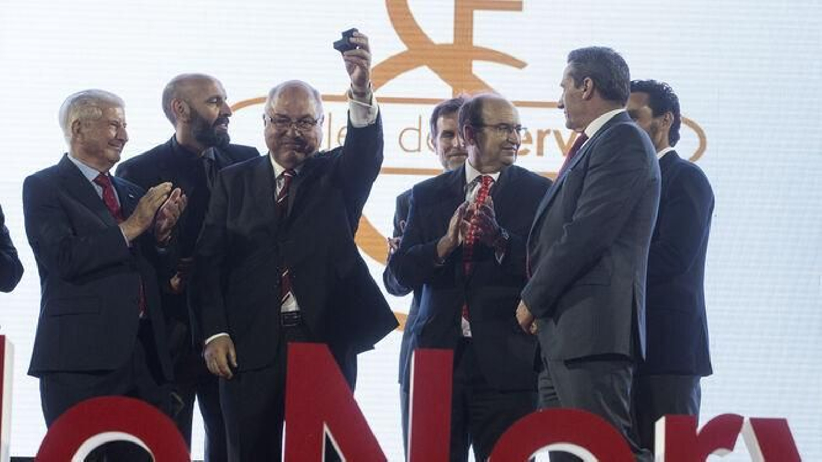 José Bernet exhibe la insignia del club con que fue homenajeado en los Fieles de Nervión 2019.
