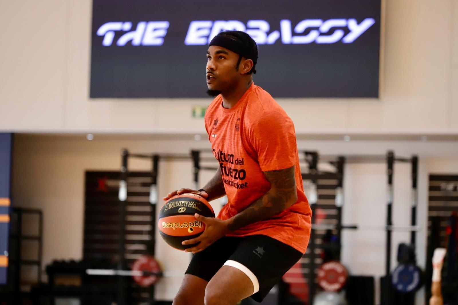 Valencia Basket se ejercita en The Embassy antes de jugar en el Carpena