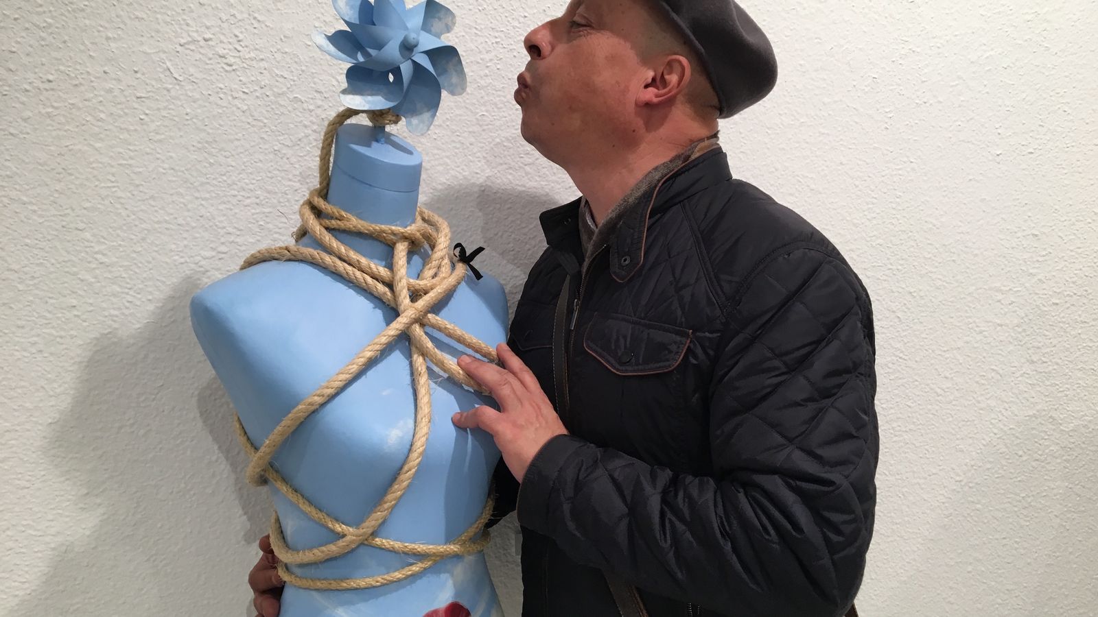 Fausto Rodrígues con su obra.