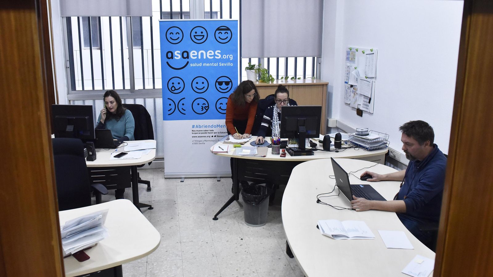 Trabajadores de Asaenes en la sede de la asociación, en Nervión.