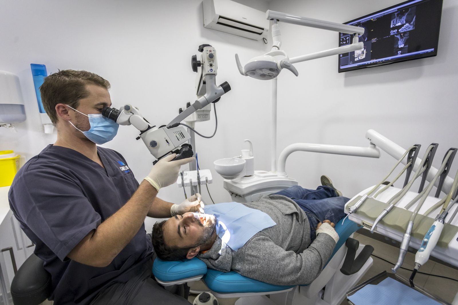 Un profesional atendiendo a un paciente en una clínica dental.