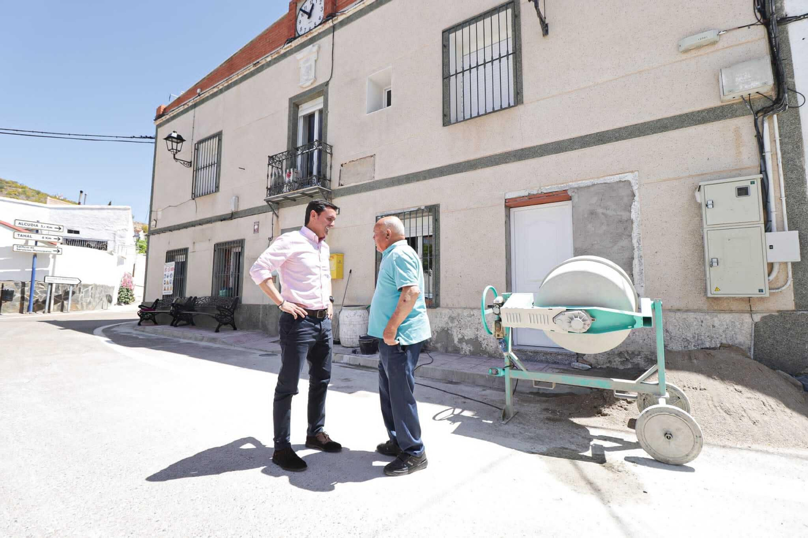 El presidente con el alcalde de Benitagla.