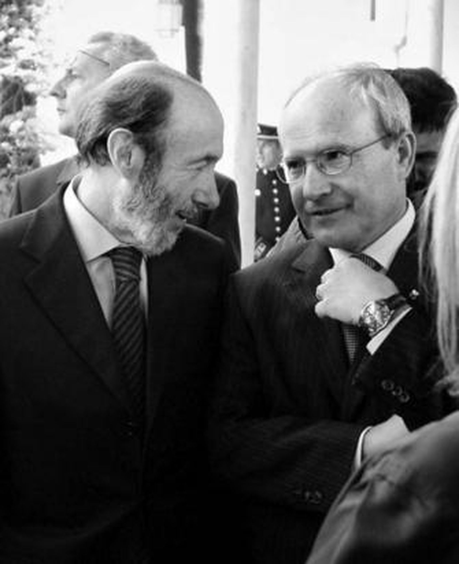 José Montilla conversa con Alfredo Pérez Rubalcaba en la toma de posesión de Manuel Chaves, el 20 de abril.