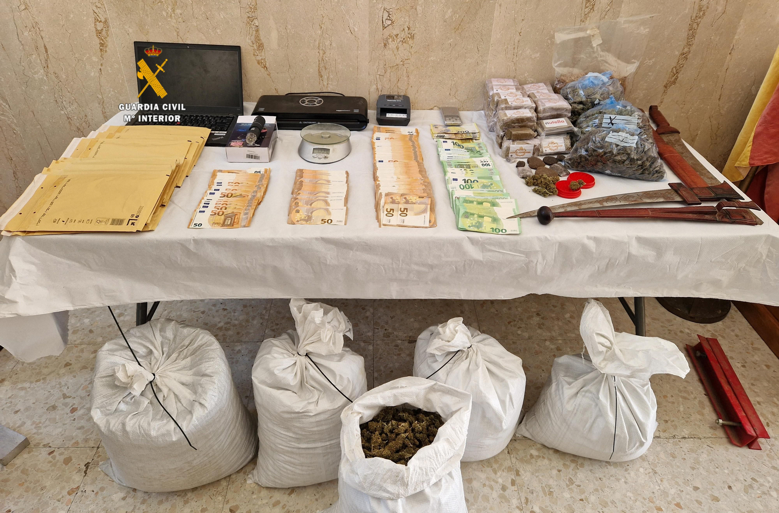 La marihuana y demás efectos intervenidos por la Guardia Civil. La marihuana y demás efectos intervenidos por la Guardia Civil.