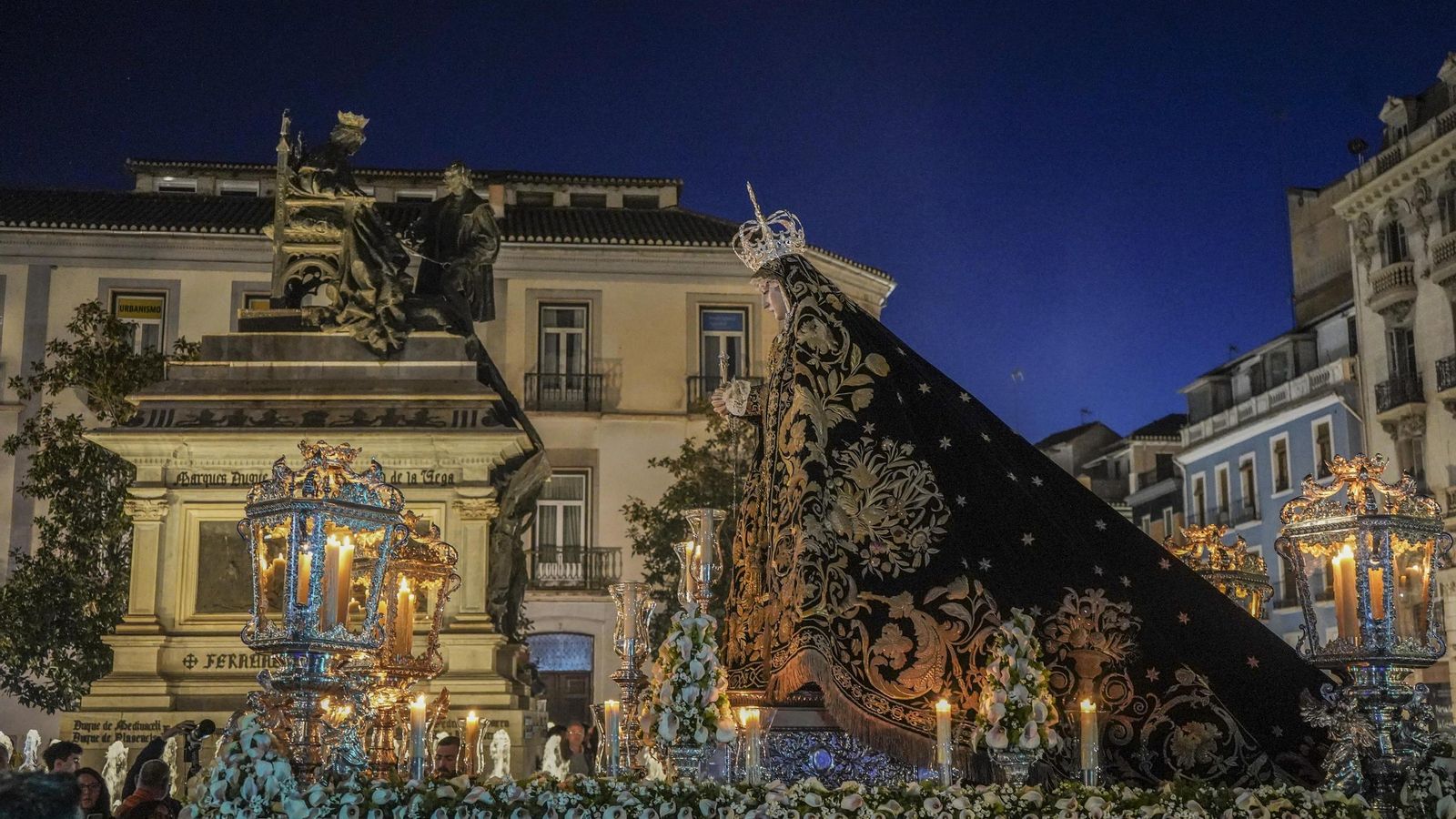Nuestra Señora de la Soledad ante el monumento de Isabel la Católica