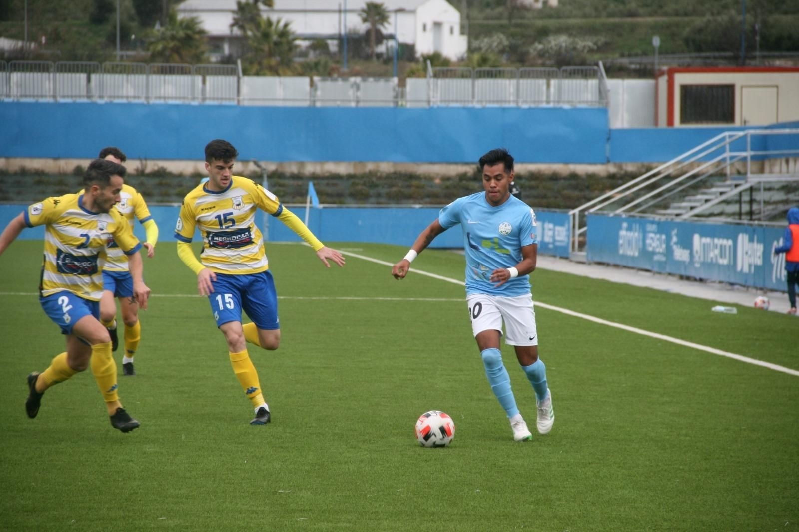 Alan Araiza intenta marcharse de la presión de Alvi y Diego.