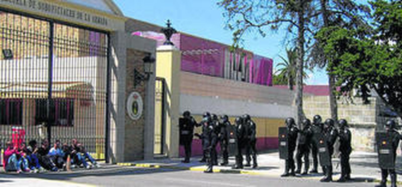 La escuadra antidisturbios entrena delante de la Escuela de Suboficiales su reacción en una manifestación.