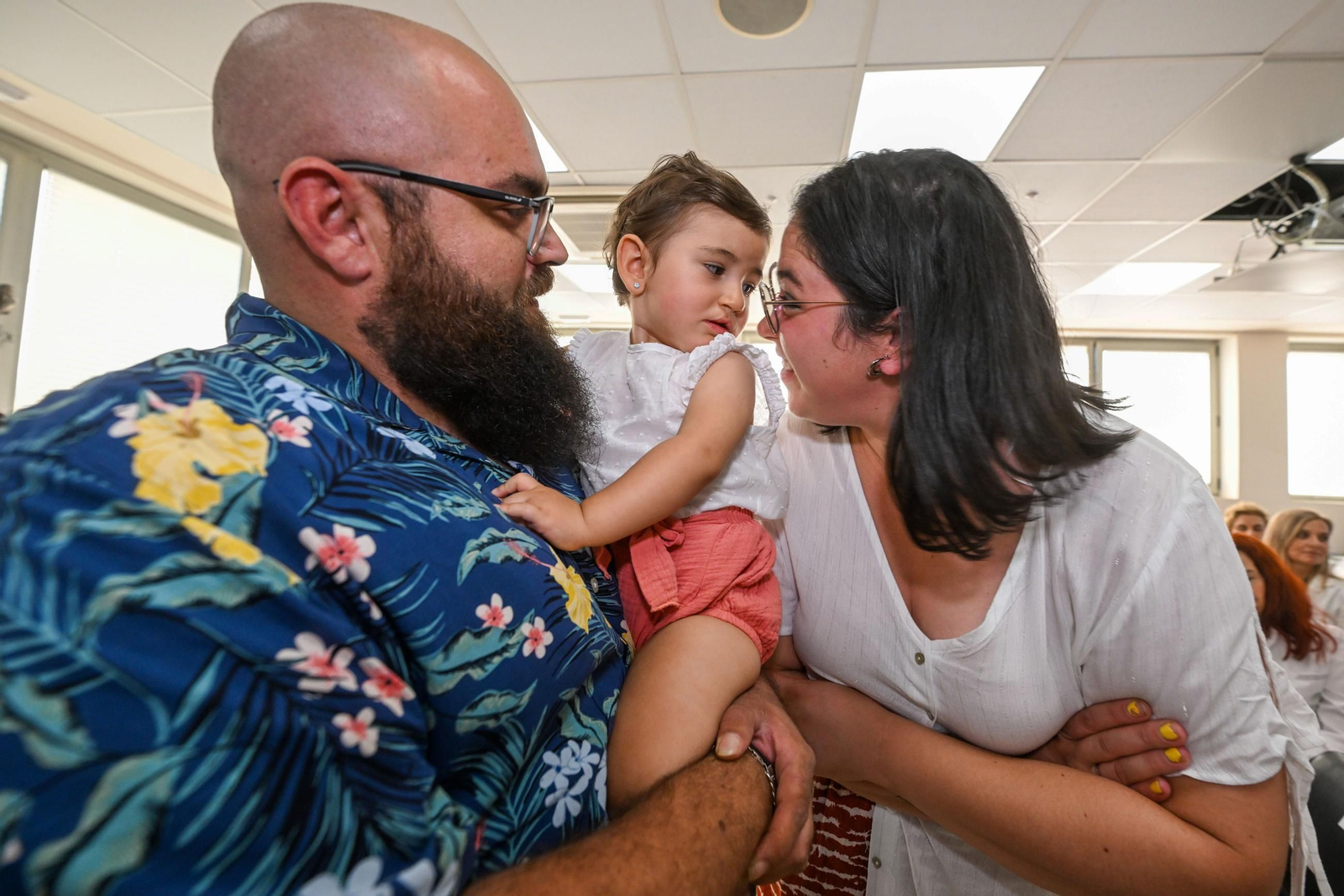 Nabila junto a sus padres.