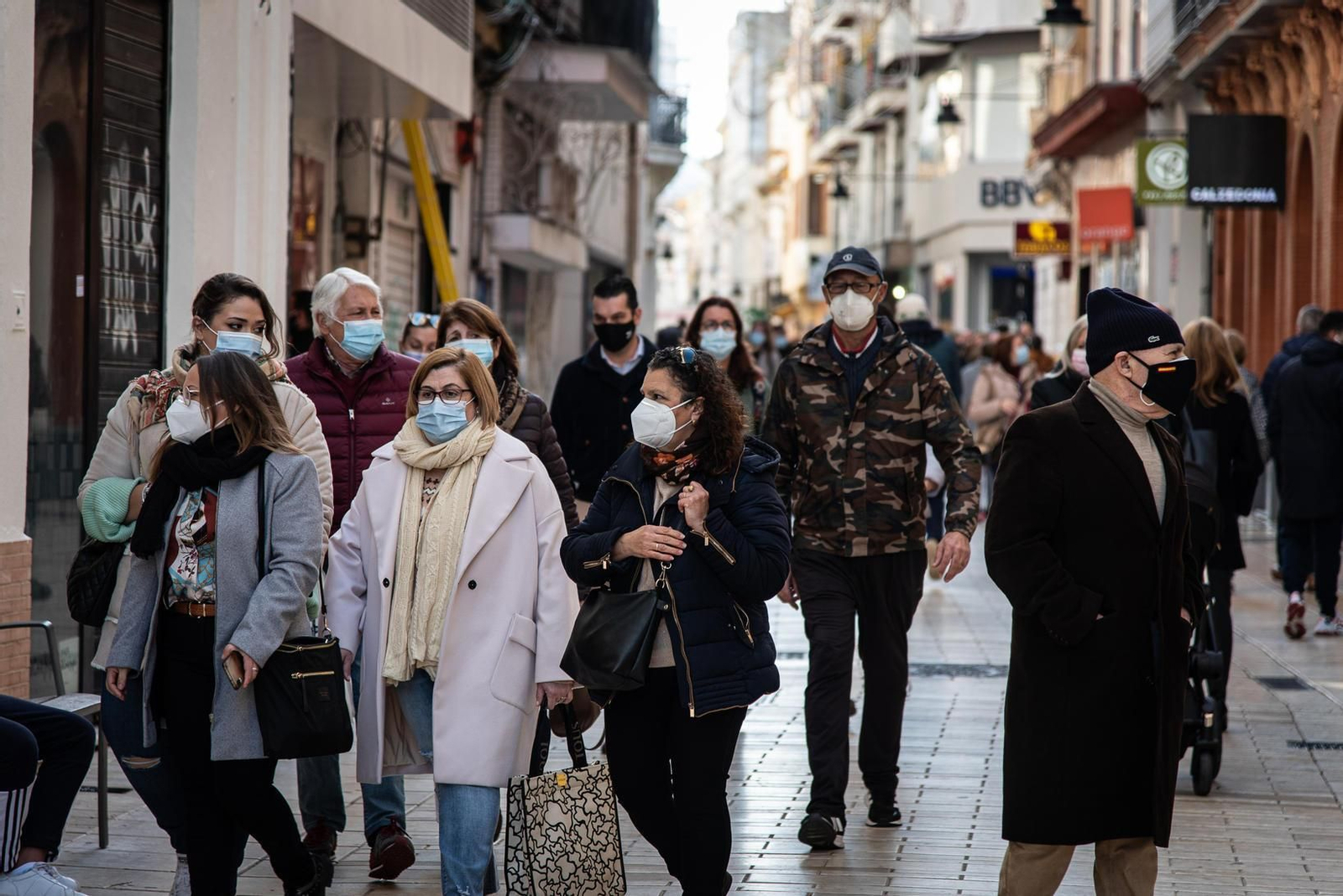 Ambiente en una calle del centro de la capital onubense.