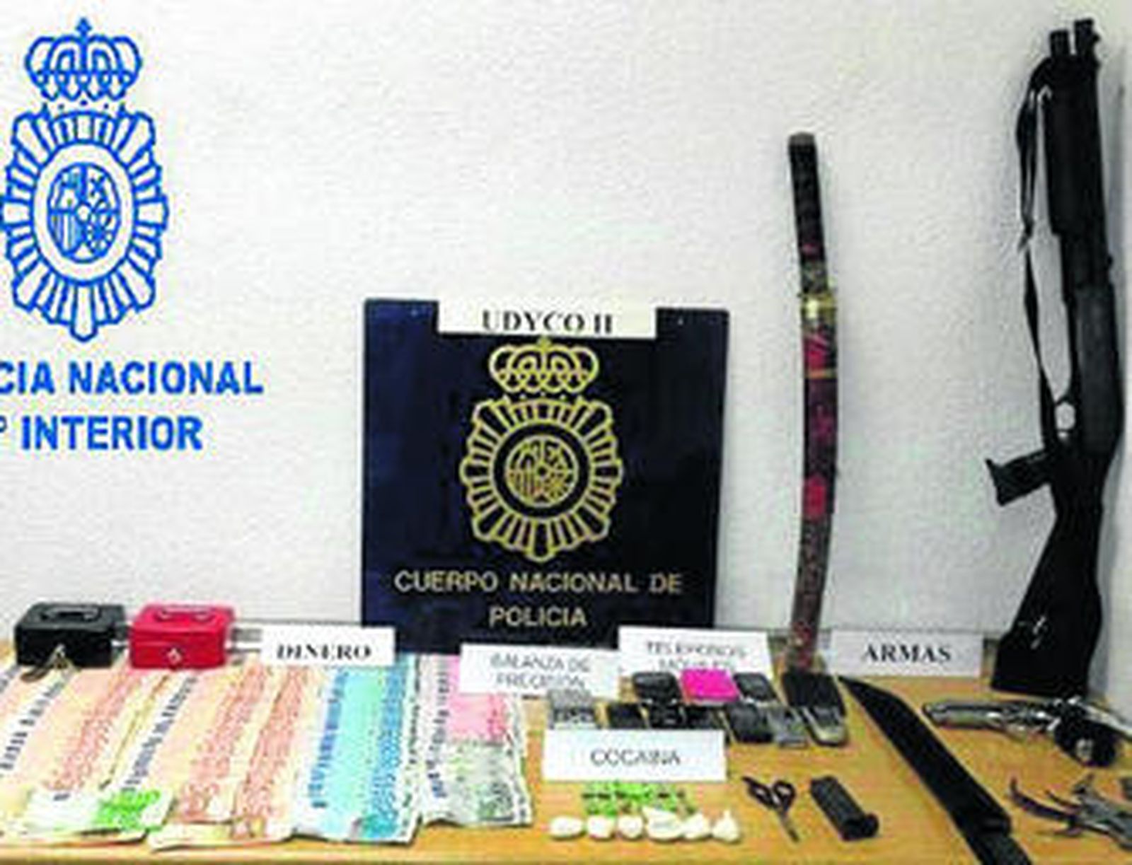 La droga, el dinero y las armas que intervinieron los agentes.