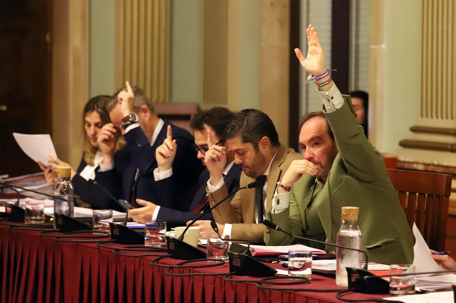 Imágenes del pleno del Ayuntamiento de Huelva