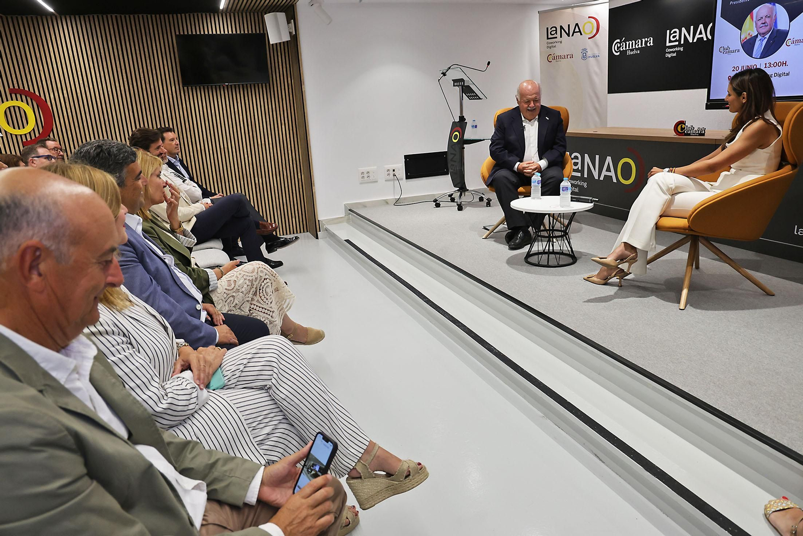 Imágenes de los encuentros del Club Cámara con Jesús Aguirre, presidente del Parlamento andaluz como protagonista