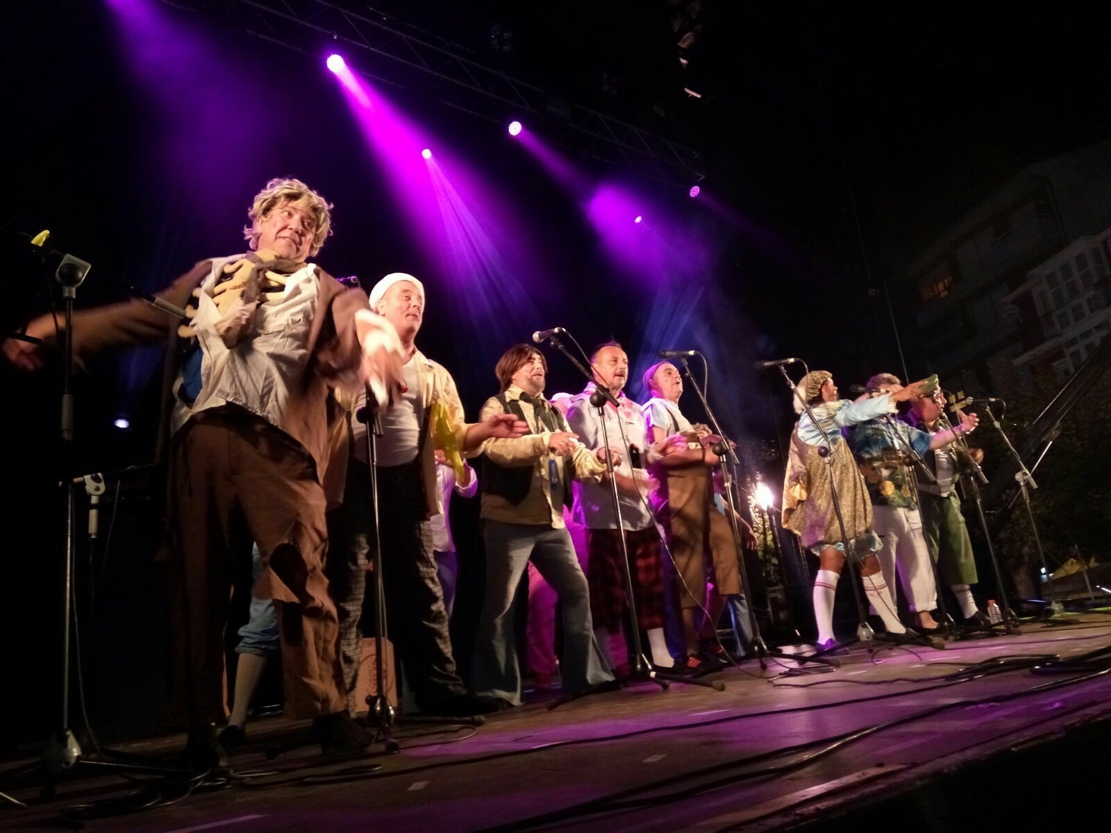 La chirigota del Love actuando en la plaza de San Antonio de Santoña en septiembre de 2016.