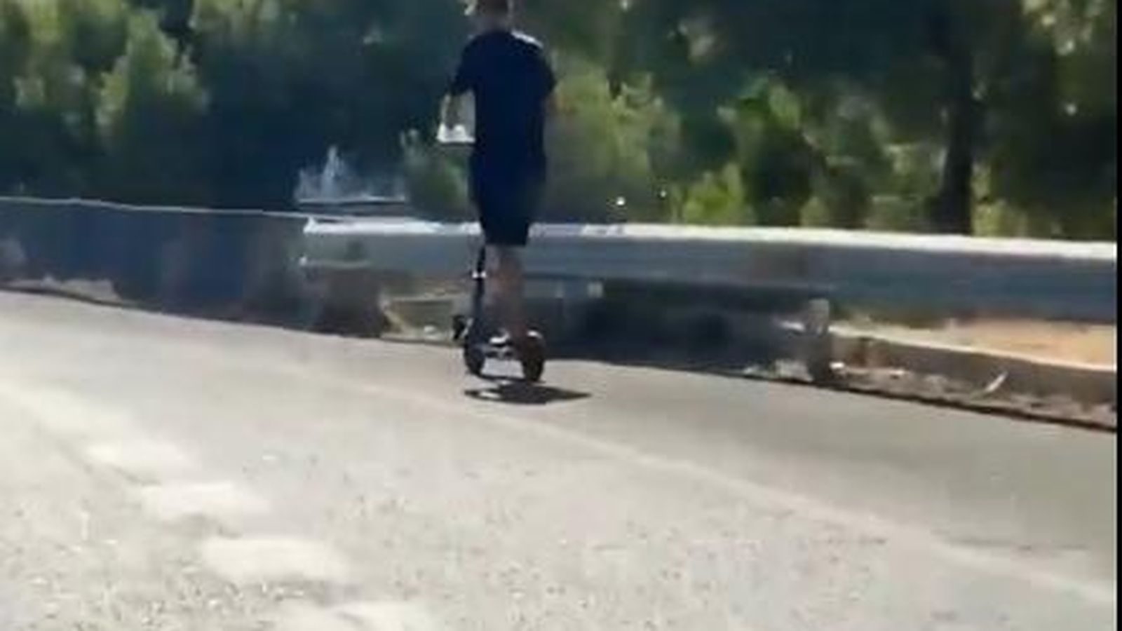 Cazado en vídeo circulando en patinete por la A4 en Sevilla