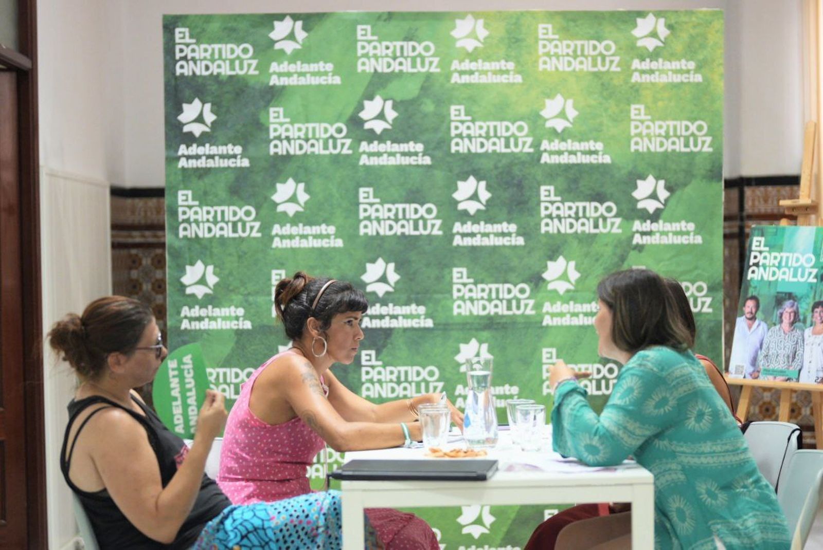 Teresa Rodríguez mantiene una reunión con la Plataforma Petra.