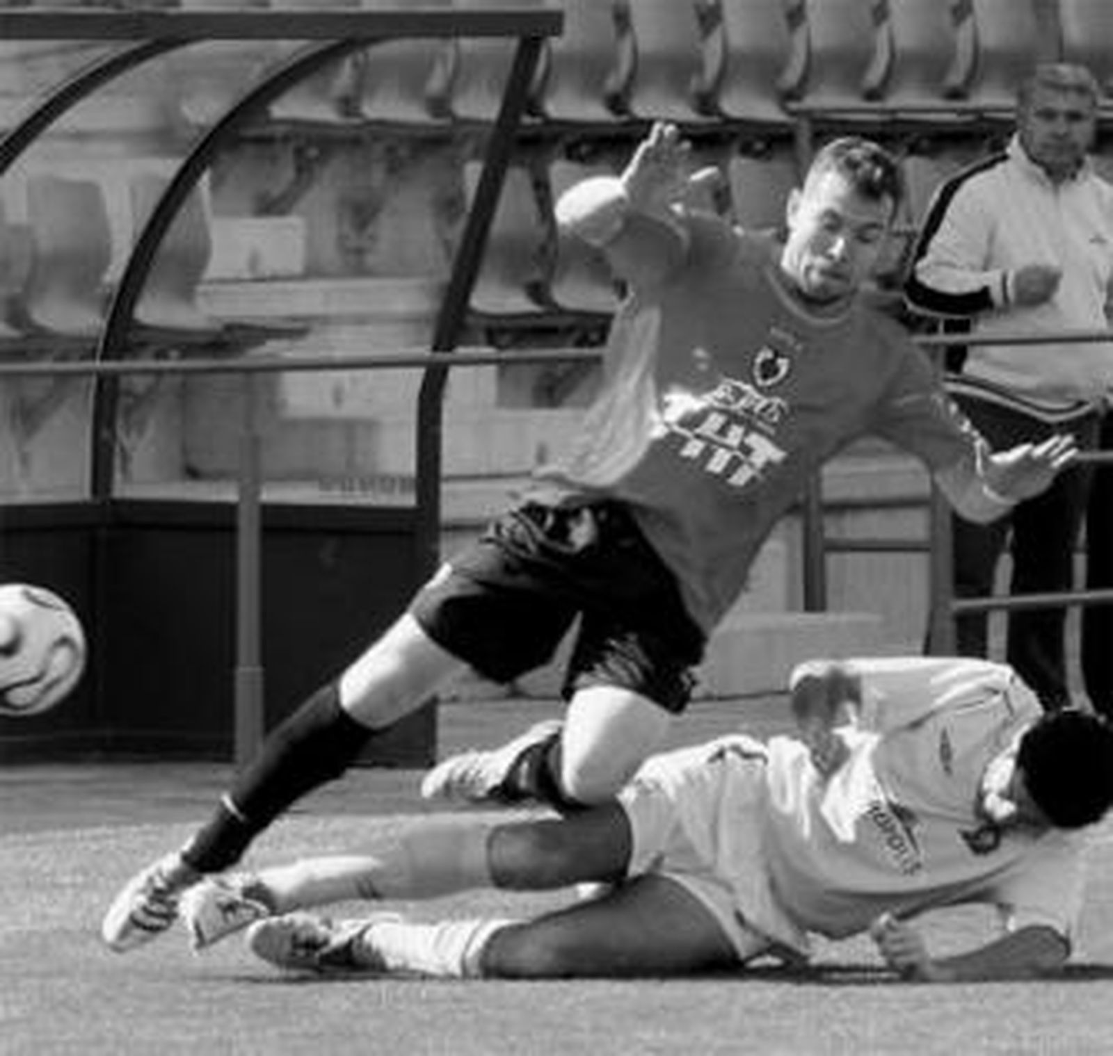 Manu, izquierda, no podrá defender mañana los colores del Cartaya.