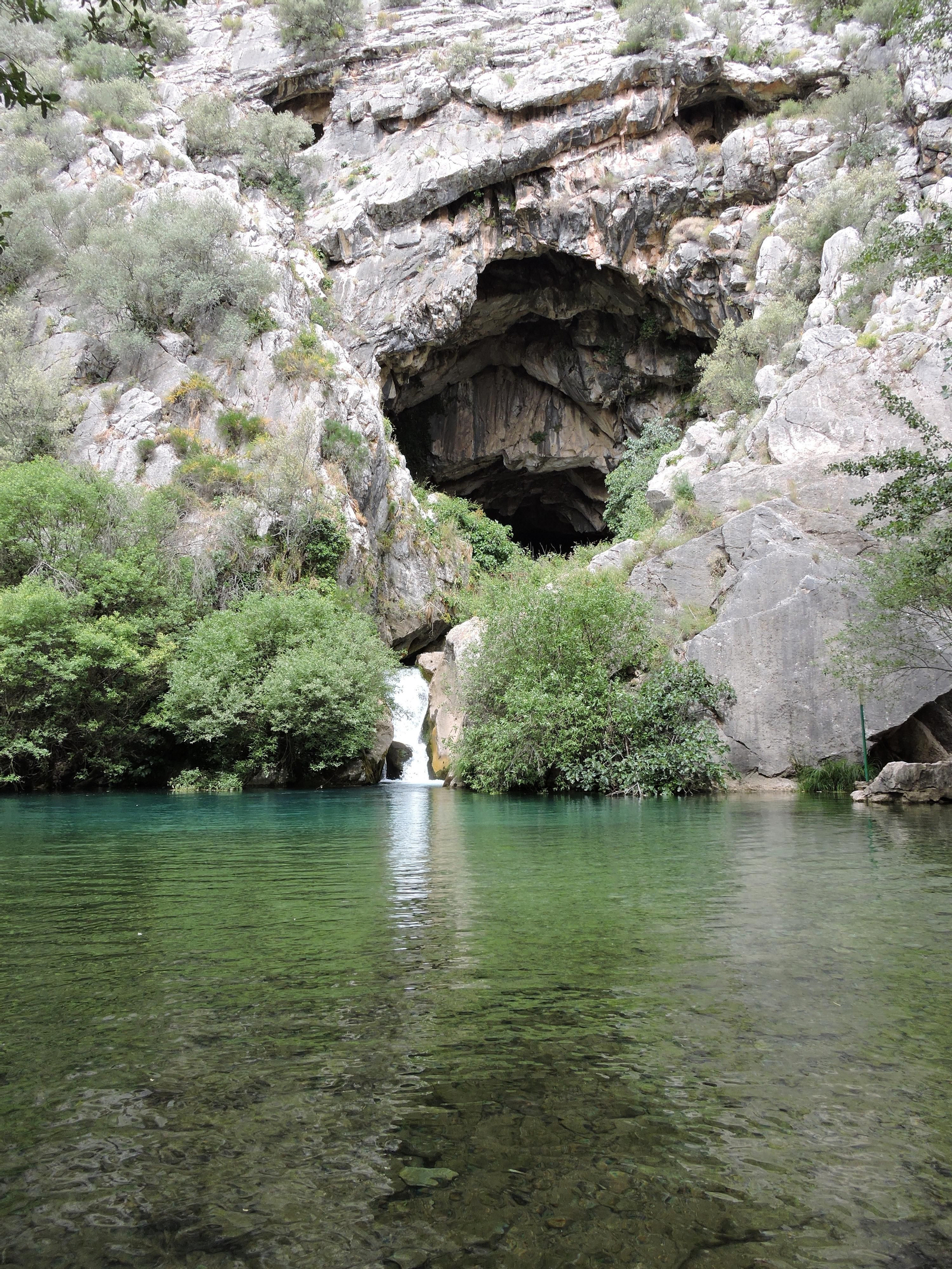 La entrada de la cueva del Gato.