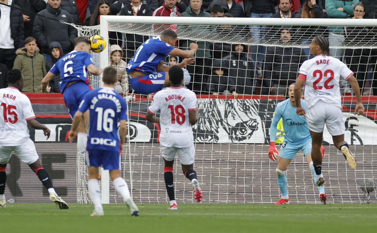 Akor Adams mira desde muy cerca el remate de Yeray sin defenderlo.