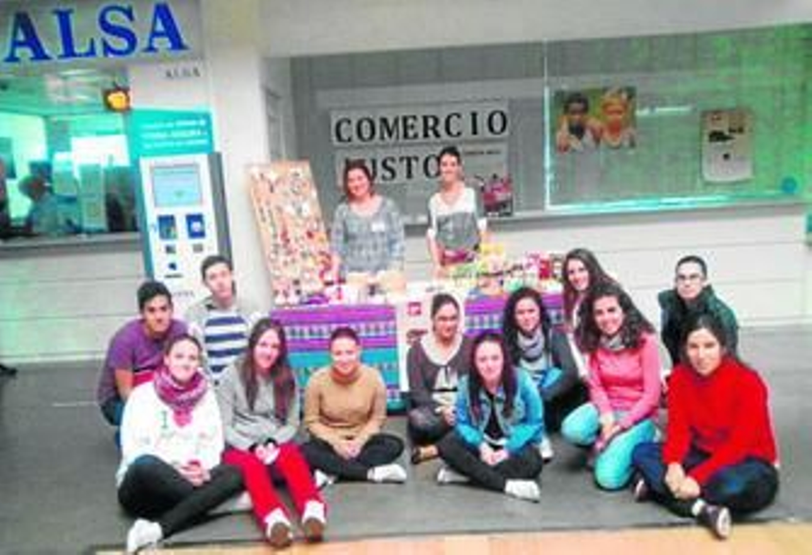 Voluntarios de la ONG Proyde de La Salle promocionan Comercio Justo
