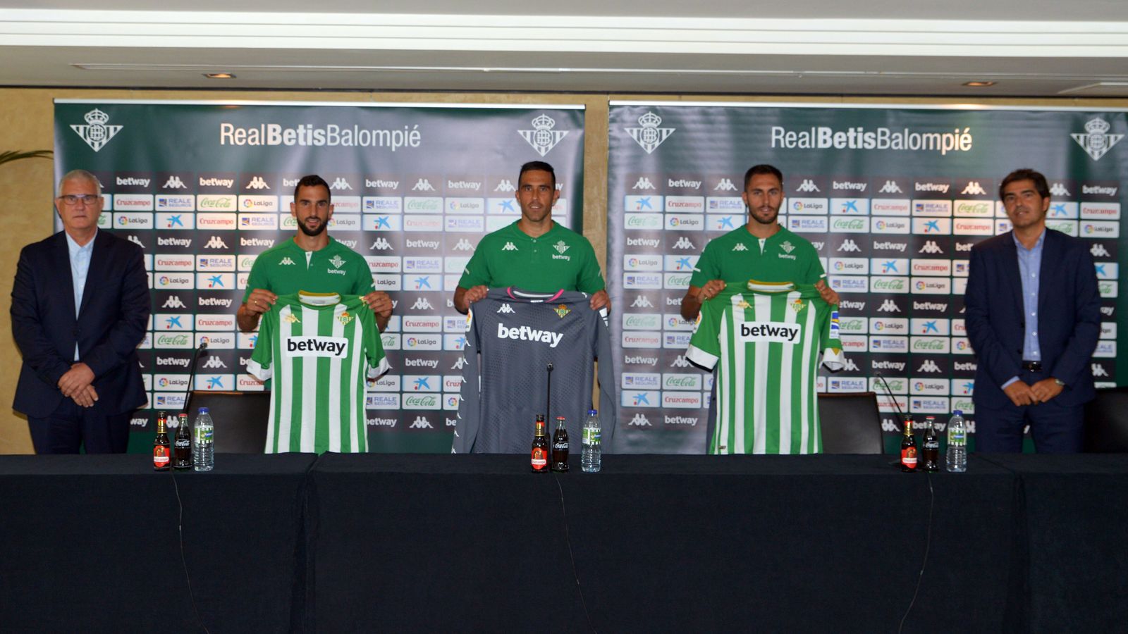 Antonio Cordón y Ángel Haro presentan a Martín Montoya, Claudio Bravo y Víctor Ruiz.