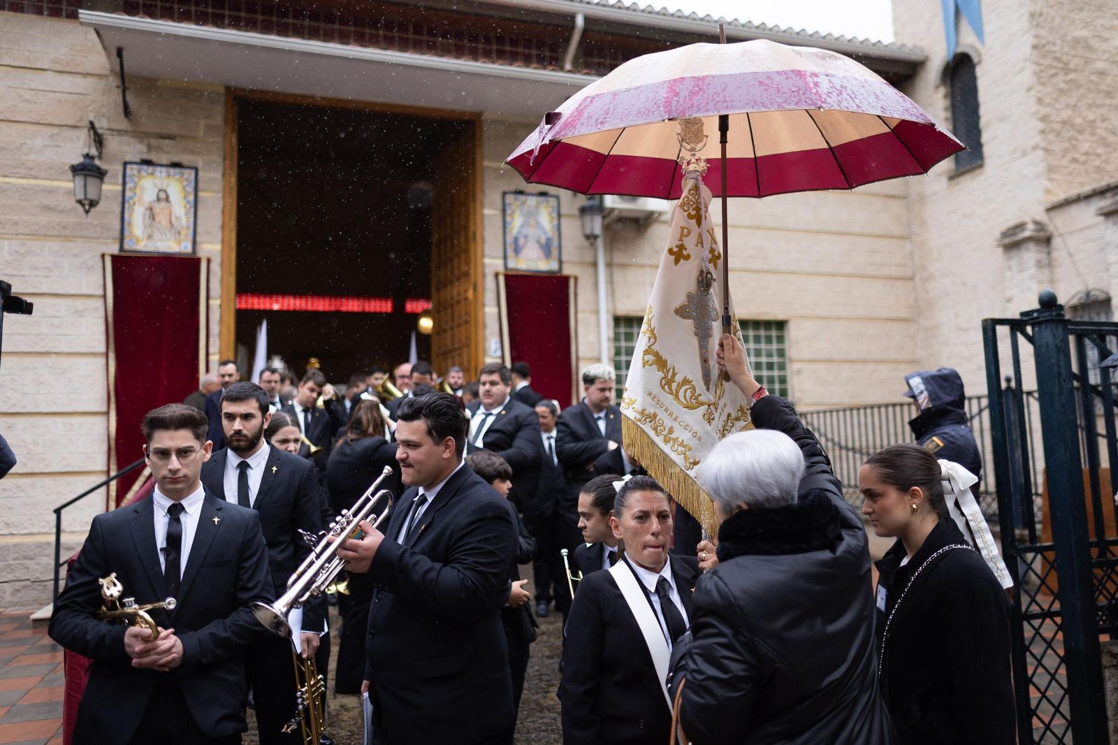 Las fotografías de la suspensión de la Estación de Penitencia de la Hermandad de la Sagrada Resurrección 2025