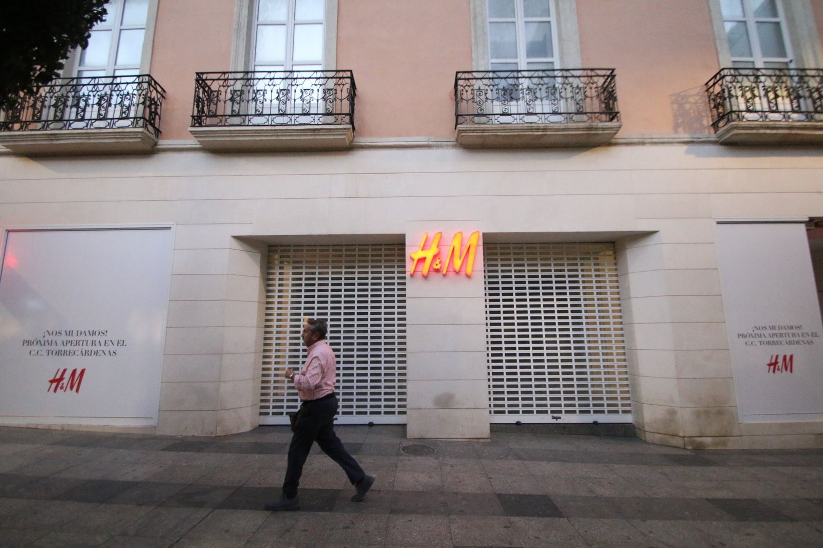 Las puertas de H&M cerraron ayer en el Paseo de Almería tras un periodo de liquidación.