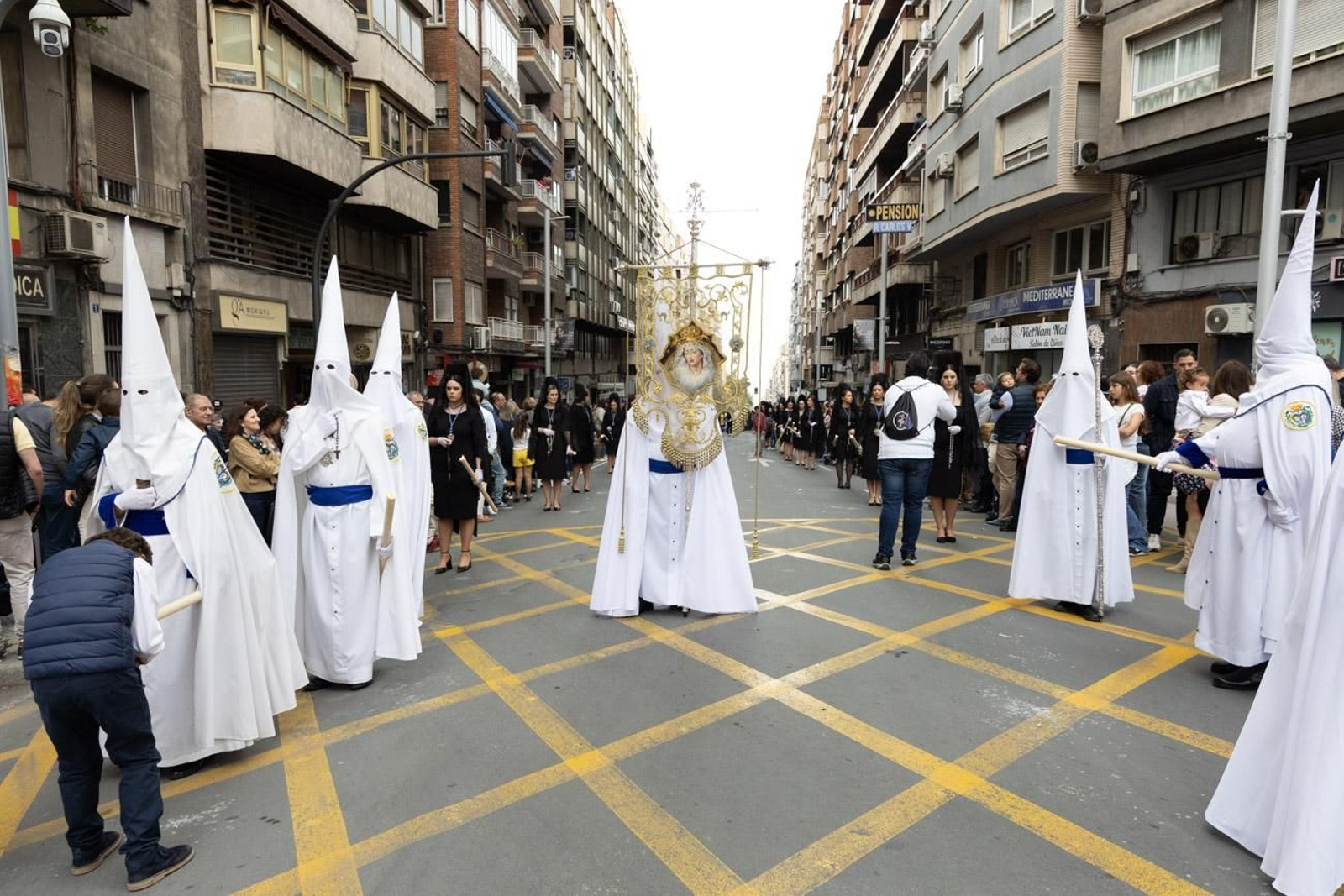 Los jiennenses se echan a la calle para presenciar la primera de las procesiones de la jornada: la Borriquilla (I)