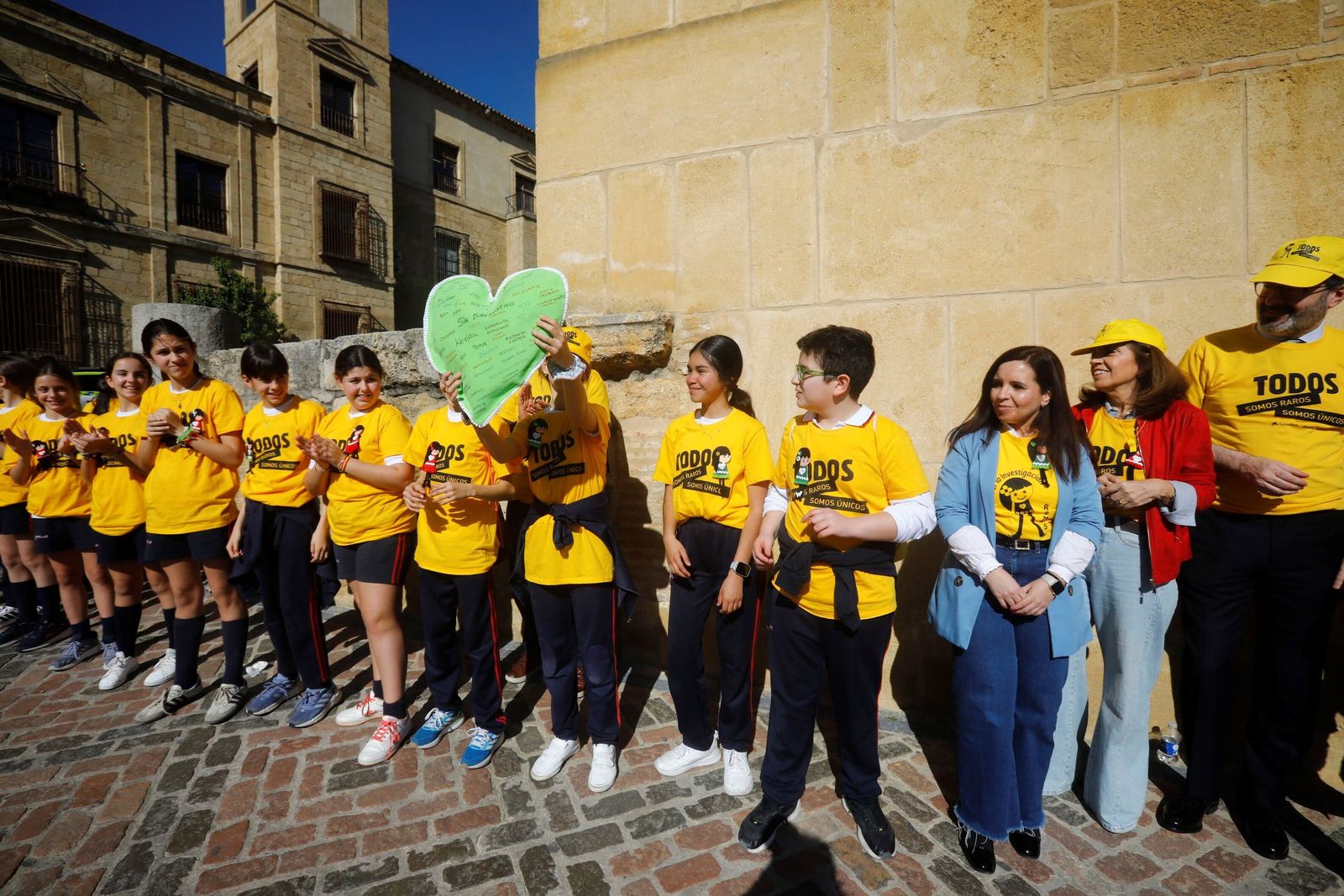 Las mejores imágenes del abrazo a la Mezquita-Catedral por las enfermedades raras