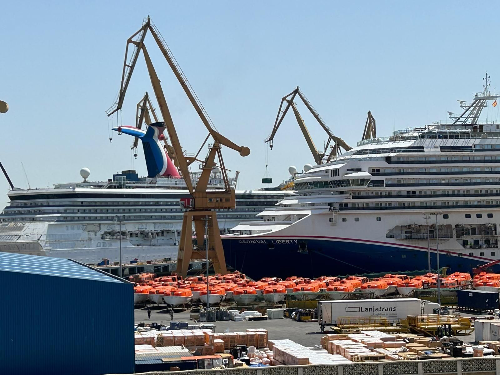 El Carnival Valor y el Carnival Liberty comparten diques contiguos en la factoría gaditana de Navantia.