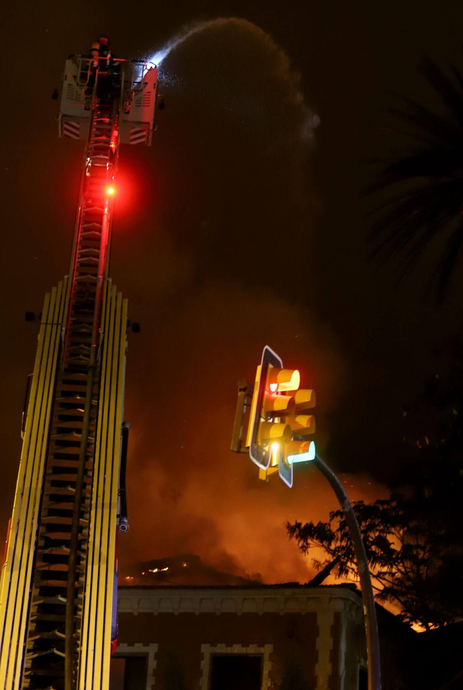 Imágenes del incendio del edificio de la Casona de Huelva en la Alameda