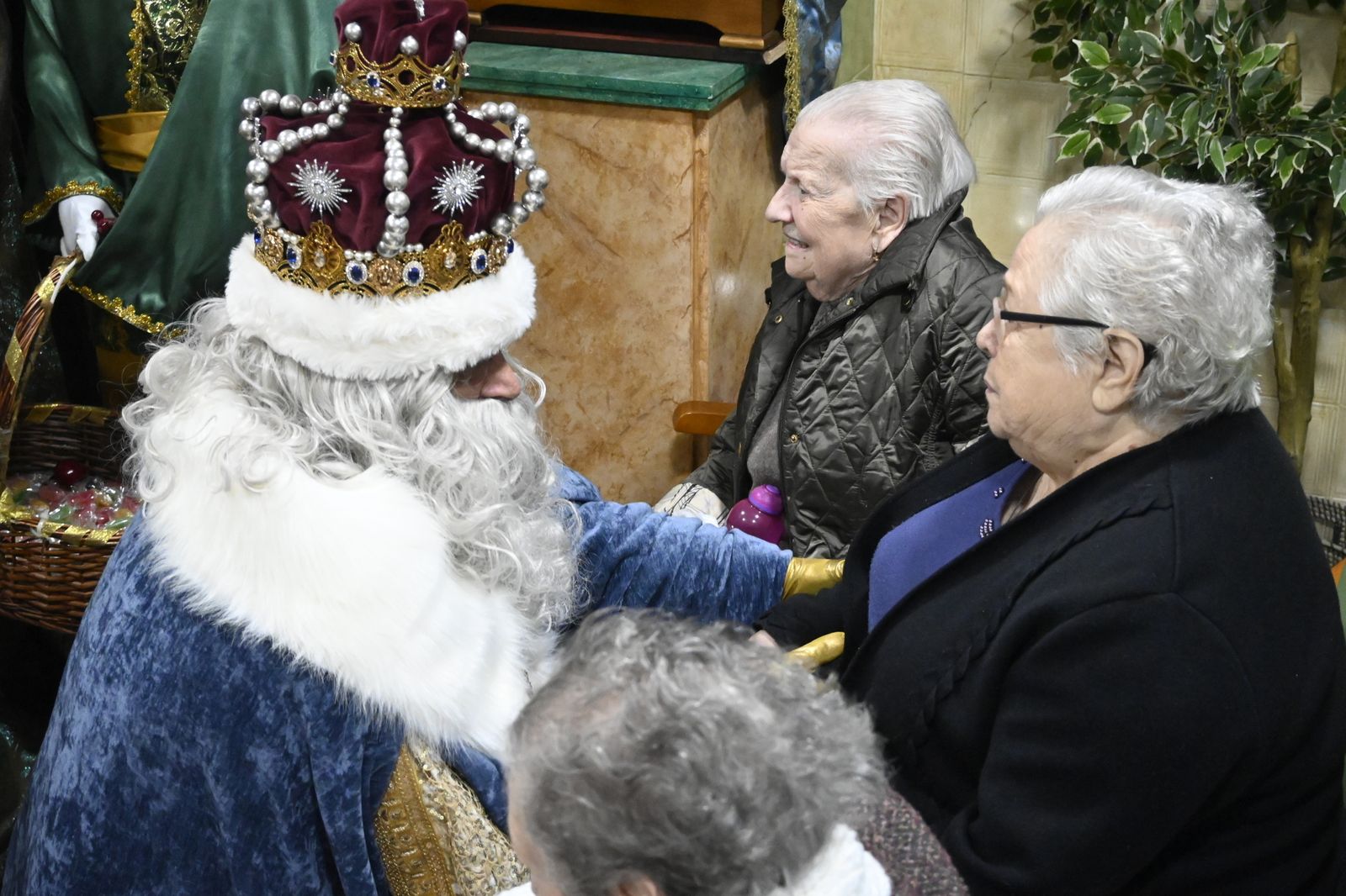 Visita de los Reyes Magos a los ancianos de los asilos de Huelva, en imágenes
