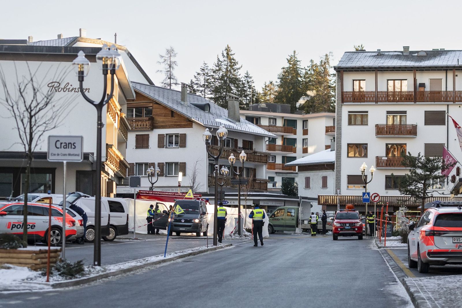 Varios agentes aguardan cerca del lugar donde tuvo lugar el suceso en Crans Montana.