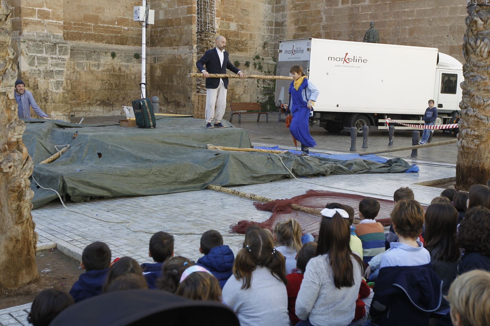 El montaje 'Crusoe' ayer por la mañana en la Plaza de la Catedral.