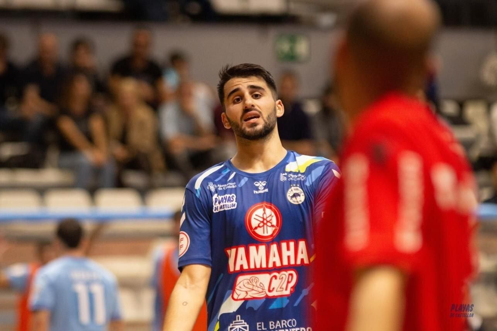 El almeriense Cola reclama durante un partido de esta temporada con Bisontes Playas de Castellón.