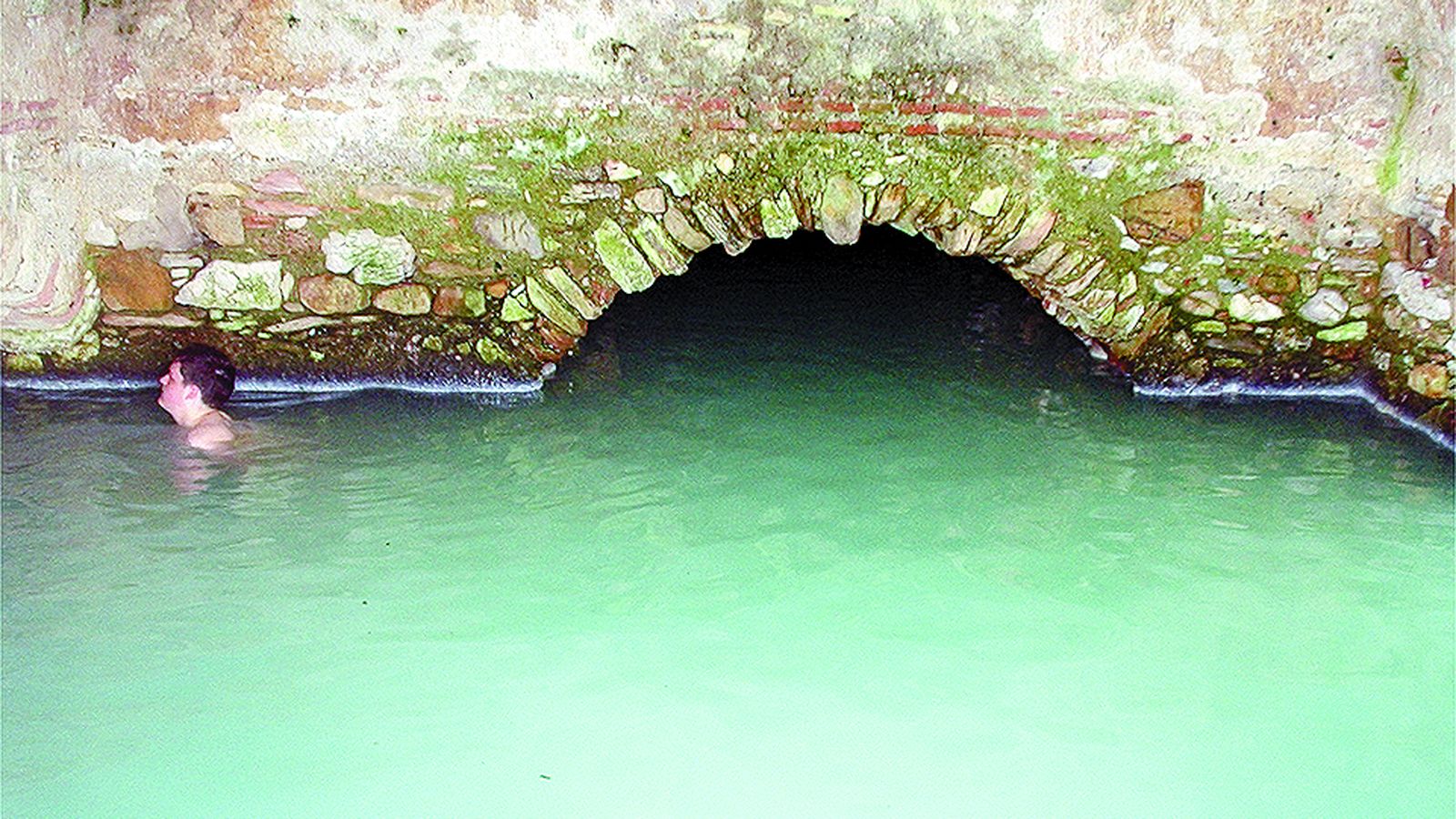Vista de una pequeña parte de los baños de La Hedionda, yacimiento romano de Casares.