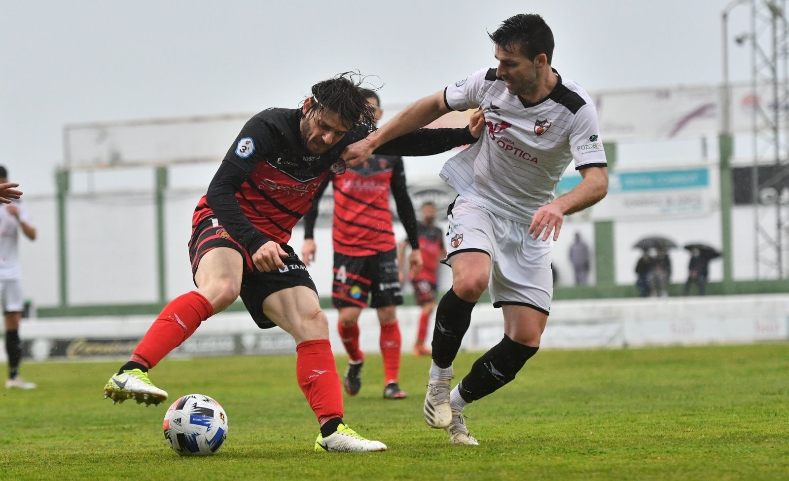 Migue García es presionado por León.