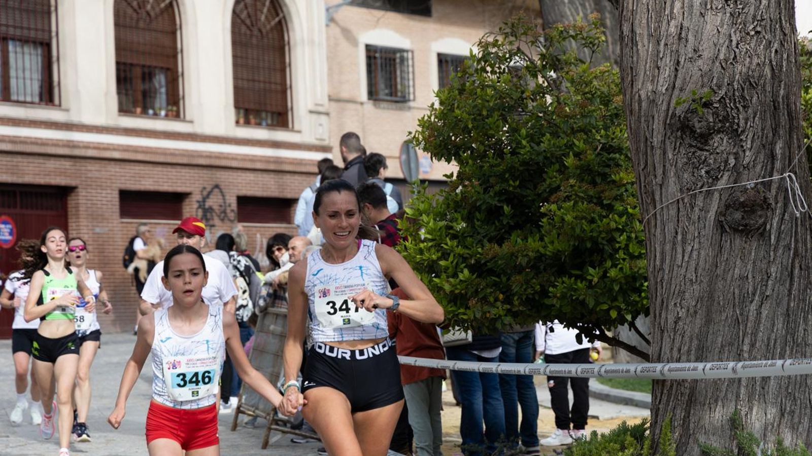 Más de 2.100 participantes corren para promover la salud en Jaén, en imágenes (1)