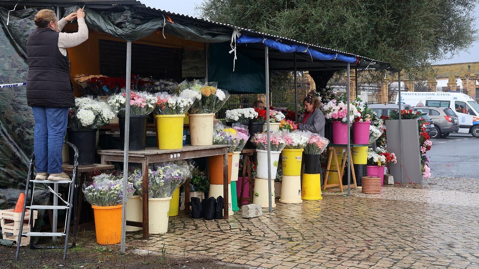 Puesto de flores frescas frente a las puertas del Cementerio de Nuestra Señora de la Soledad de Huelva.