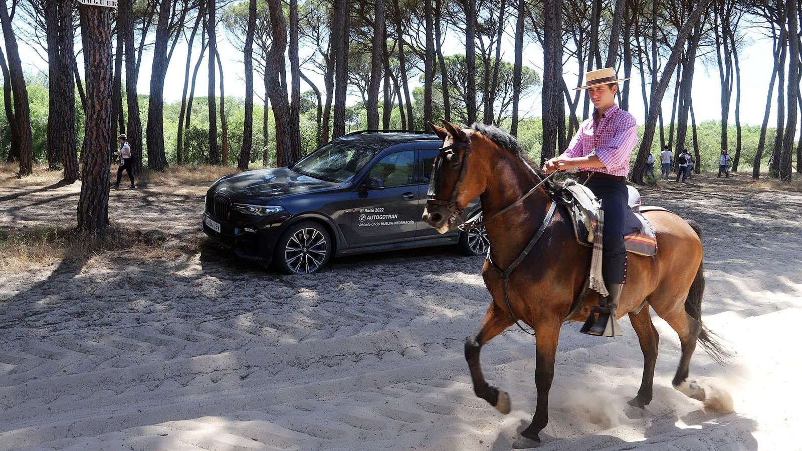 ‘Huelva Información’ recorre el camino a la aldea en el vehículo cedido por Autogotran junto a peregrinos a pie y a caballo.