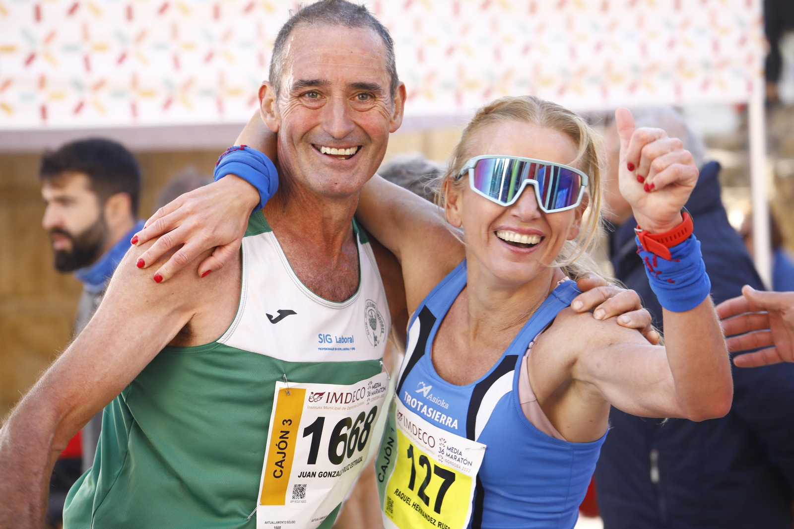 La gloria de cruzar la Puerta del Puente: imágenes de la meta de la 36 Media Maratón de Córdoba